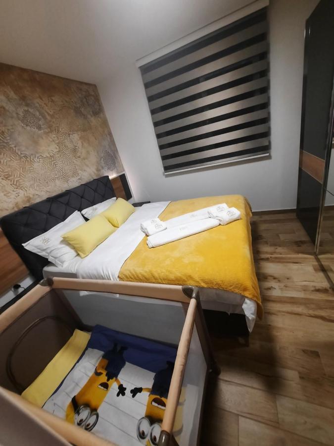 Apartman Lux-Besplatno Koriscenje Zasebne Garaze Sremska Mitrovica Extérieur photo