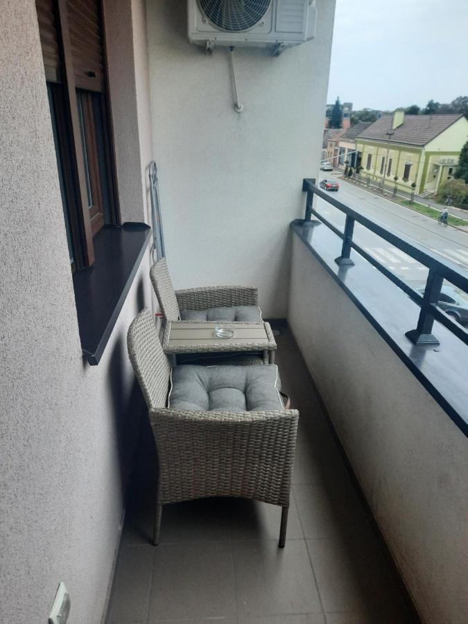 Apartman Lux-Besplatno Koriscenje Zasebne Garaze Sremska Mitrovica Extérieur photo