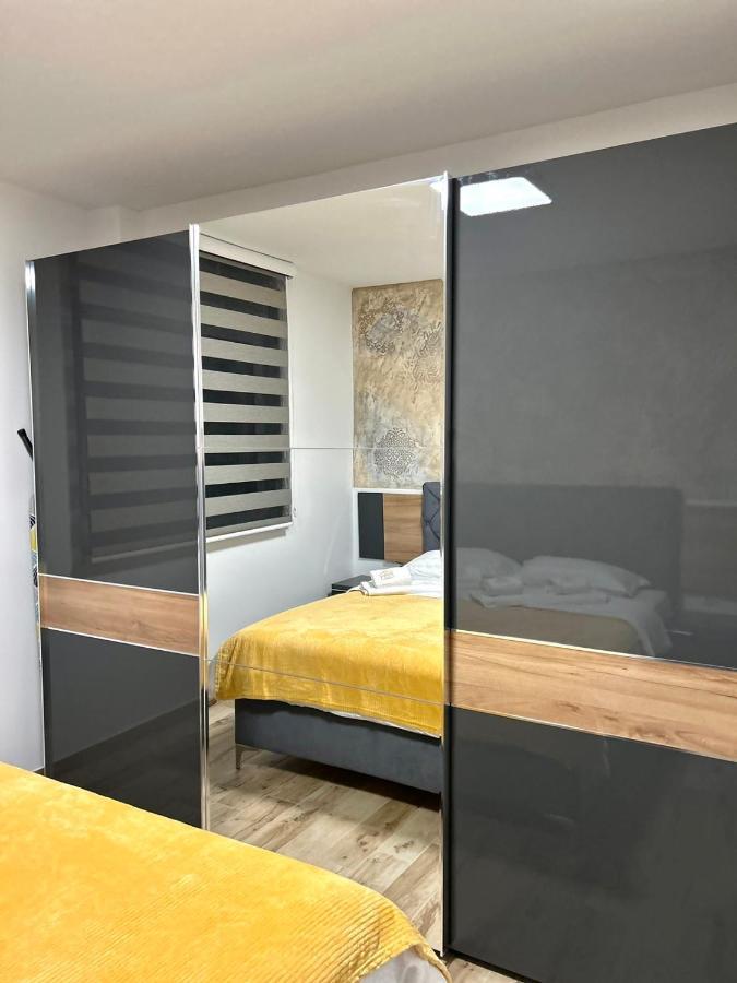 Apartman Lux-Besplatno Koriscenje Zasebne Garaze Sremska Mitrovica Extérieur photo