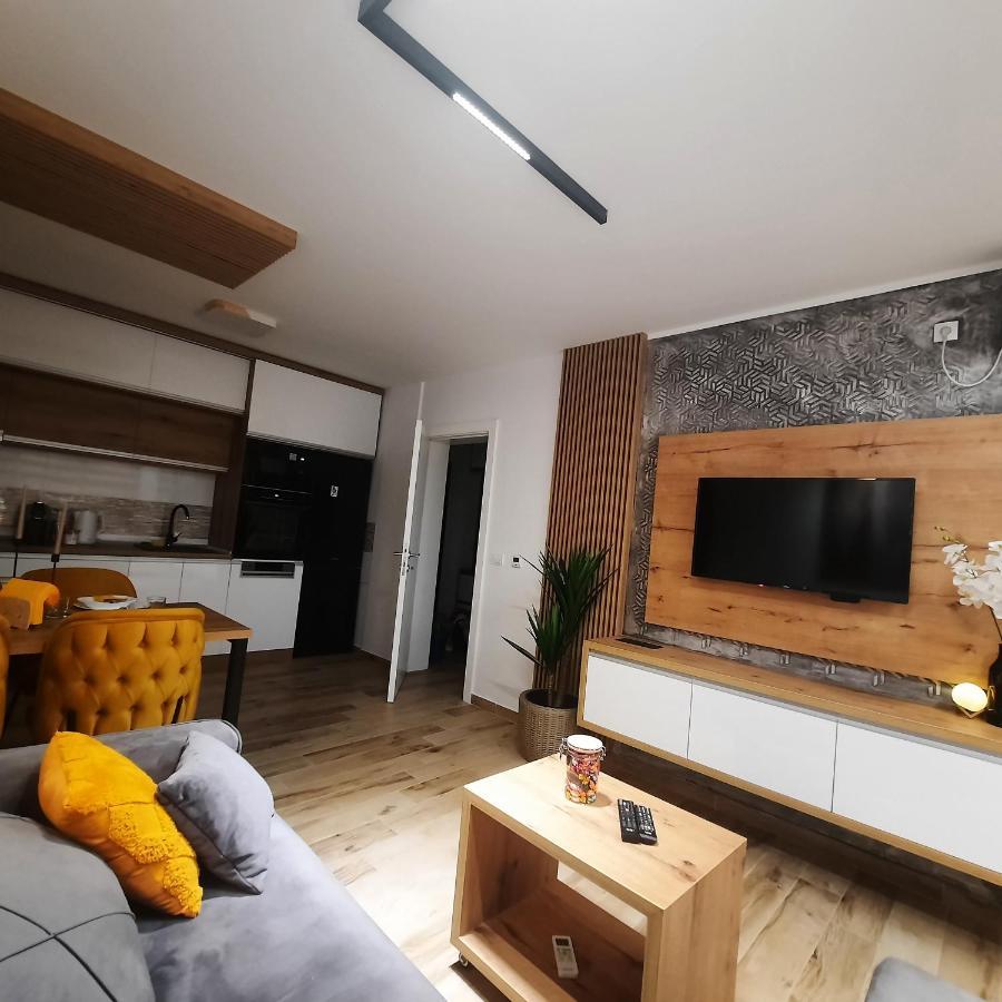 Apartman Lux-Besplatno Koriscenje Zasebne Garaze Sremska Mitrovica Extérieur photo