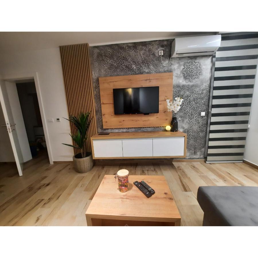 Apartman Lux-Besplatno Koriscenje Zasebne Garaze Sremska Mitrovica Extérieur photo
