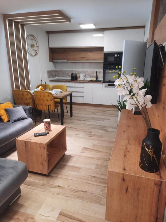 Apartman Lux-Besplatno Koriscenje Zasebne Garaze Sremska Mitrovica Extérieur photo