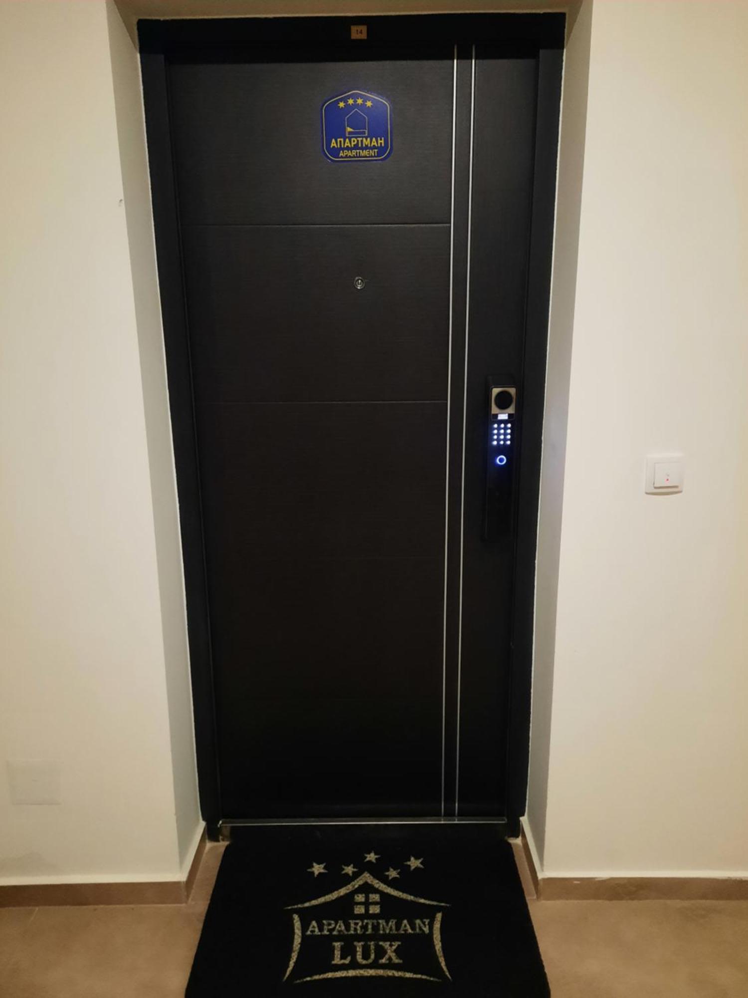 Apartman Lux-Besplatno Koriscenje Zasebne Garaze Sremska Mitrovica Extérieur photo
